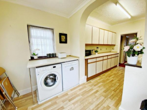 Barking London House sleeps 11 - parking - train tube - airport